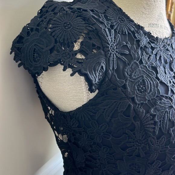 EUC Lulus Black Lace overlay Open-back Dress size small - Picture 4 of 8